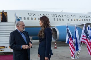 L'ambassadeur américain en Israël Mike Huckabee (à g.) a annoncé que les Etats-Unis avaient commencé samedi l'évacuation volontaire de leurs ressortissants d'Israël. (Photo d'archives) KEYSTONE/AP/Alex Brandon